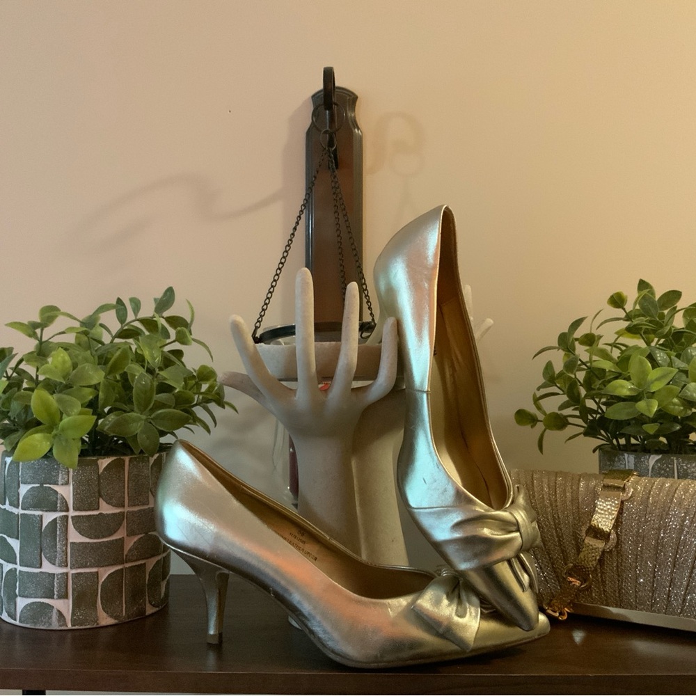 Elegant Gold Heels with Shimmering Finish